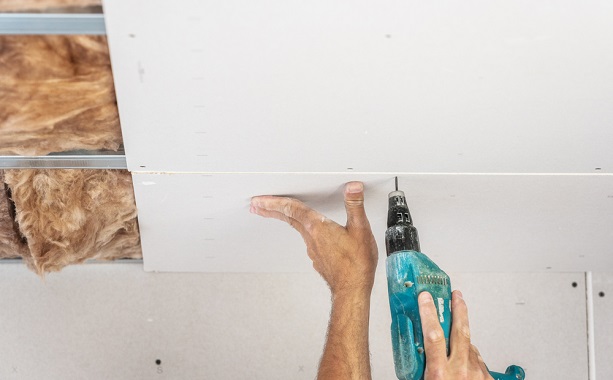 Securing plasterboard